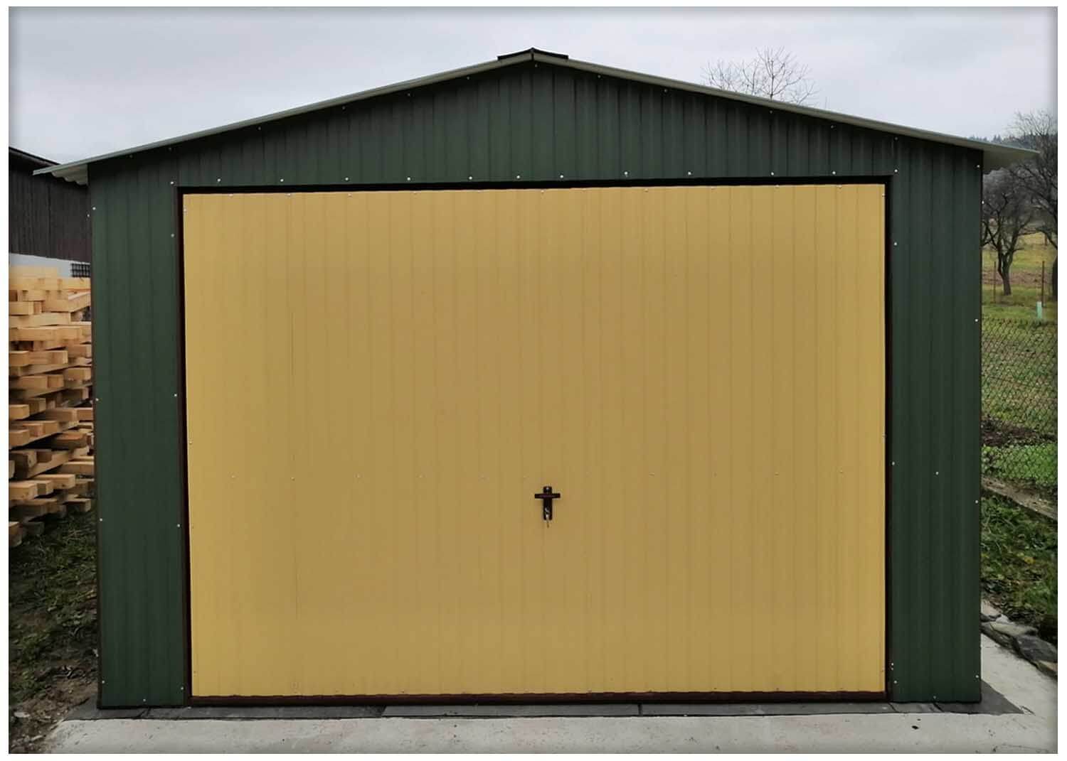 Plechová garáž 3.5 x 5m, RAL 6020 stěny + výklopná vrata RAL 1002