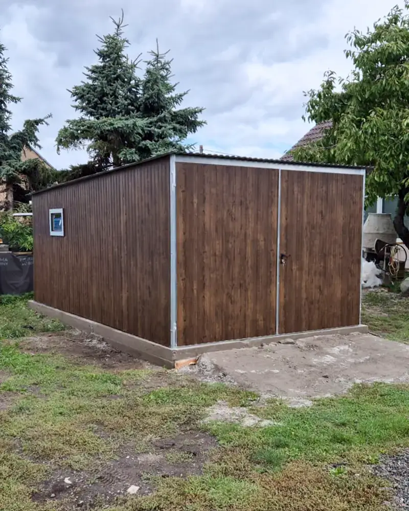 Plechová garáž 3×5 - zadní spád - tmavý ořech Plechová garáž 3×5 - zadní spád - tmavý ořech