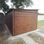 Plechová garáž s bočním spádem střechy – 3×5 matný ořech