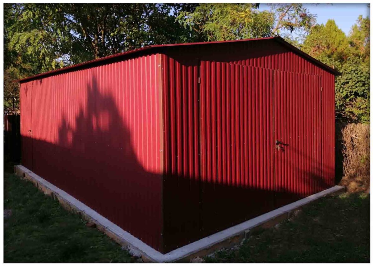 Plechová garáž 4x5m s dvoukřídlými vraty v barvě RAL 3011