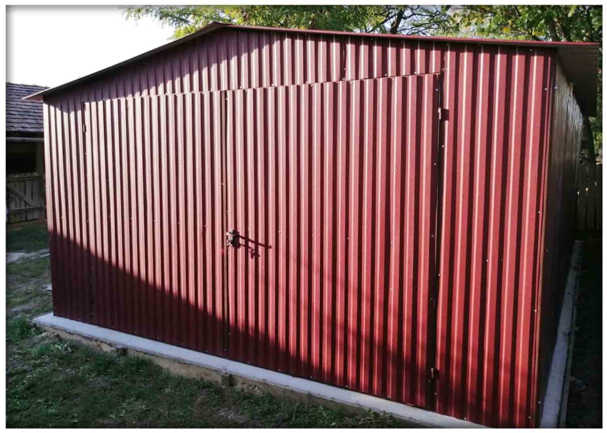 Plechová garáž 4x5m s dvoukřídlými vraty v barvě RAL 3011