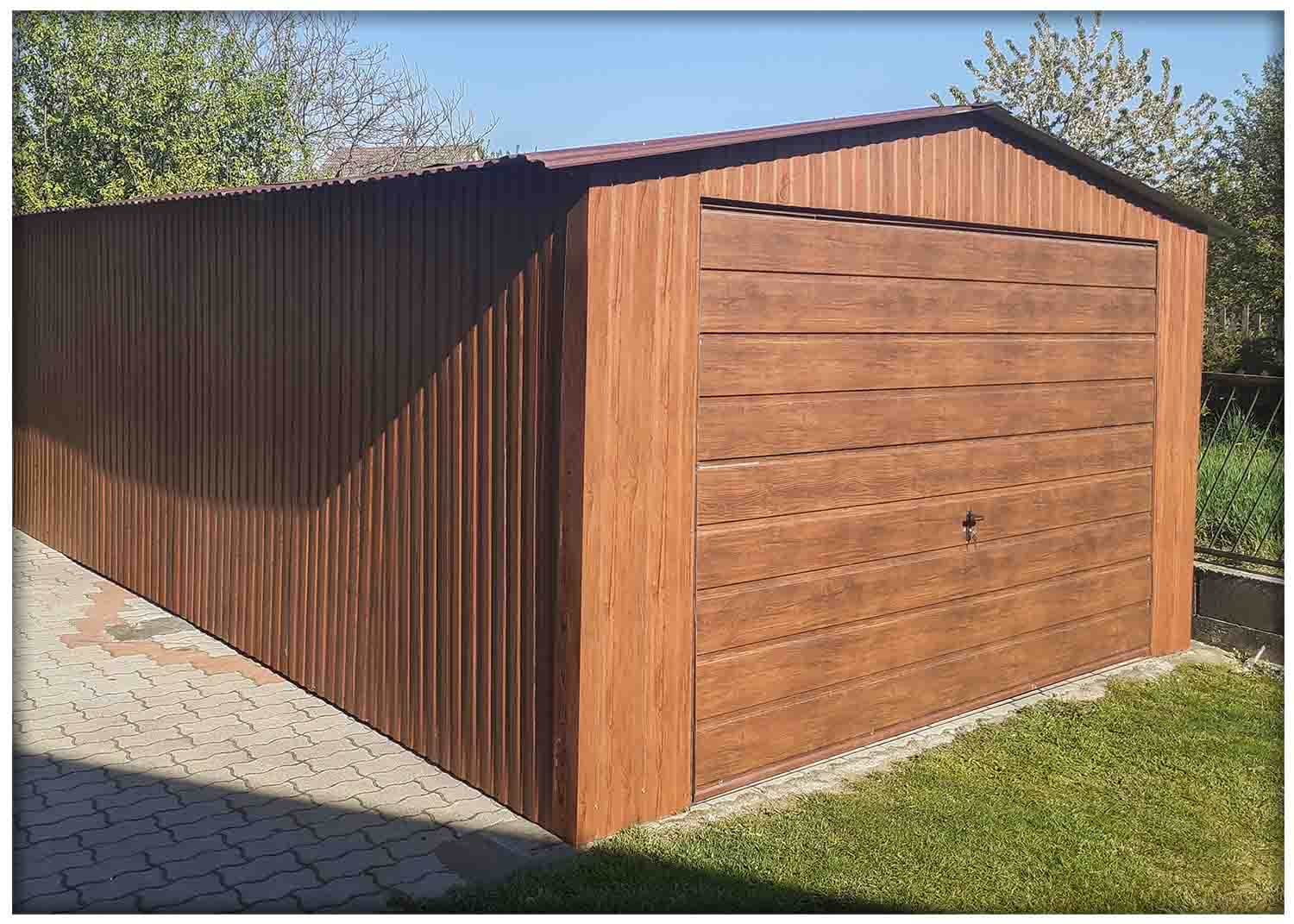Plechová garáž 4×5m sedlová střecha - zlatý dub - výklopná vrata – široký panel
