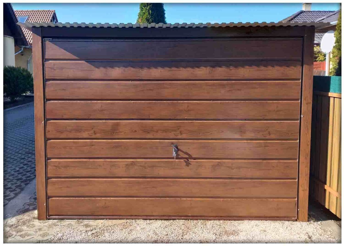 Plechová garáž 3×5m-zadní spád-brána výklopná-široký panel