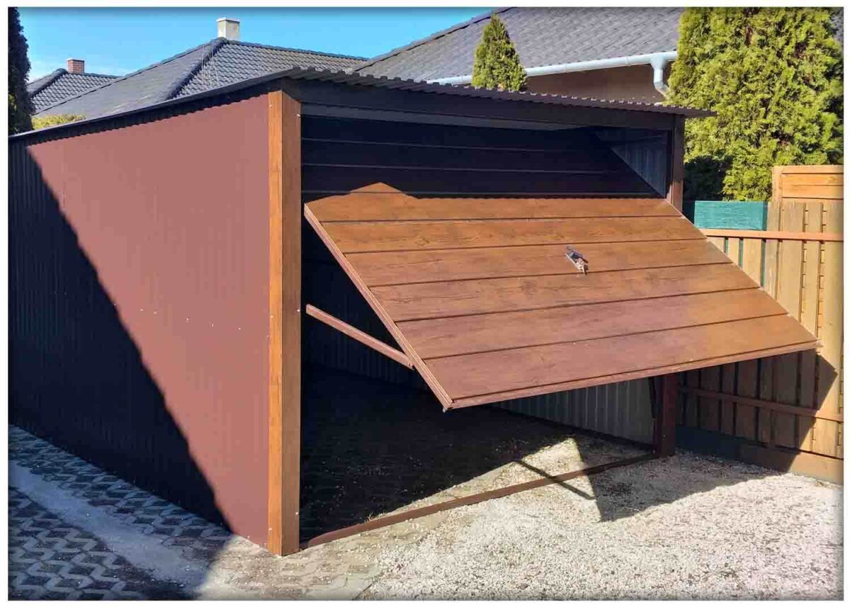Plechová garáž 3×5m-zadní spád-brána výklopná-široký panel