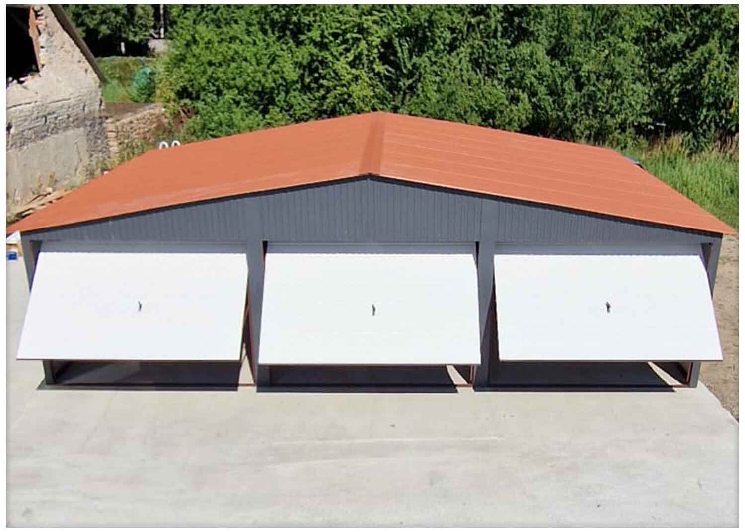 Plechová garáž 9x6m, sedlová střecha, třímístná, vrata BTX 9010 - StalConcept.cz