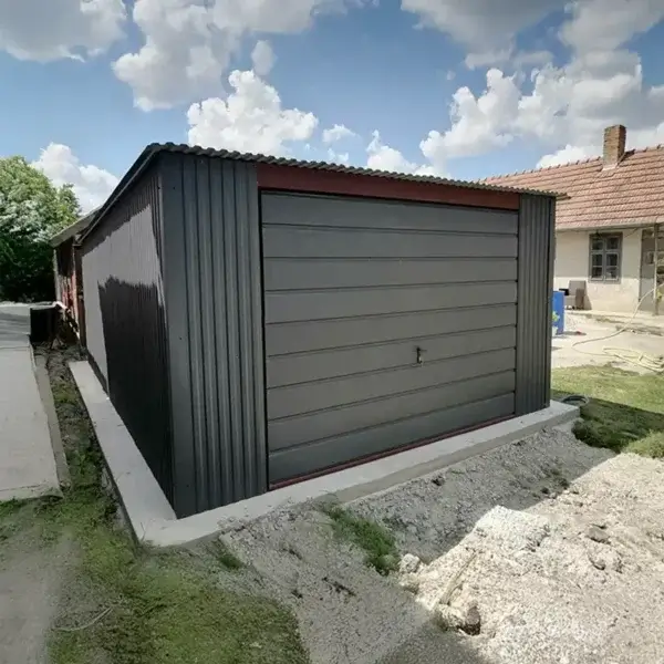 Plechová garáž 4 × 6 m se spádem dozadu v antracitové barvě