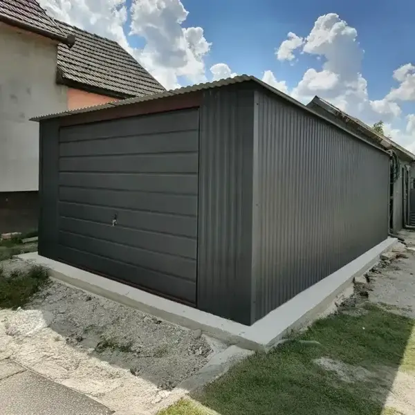 Plechová garáž 4 × 6 m se spádem dozadu v antracitové barvě
