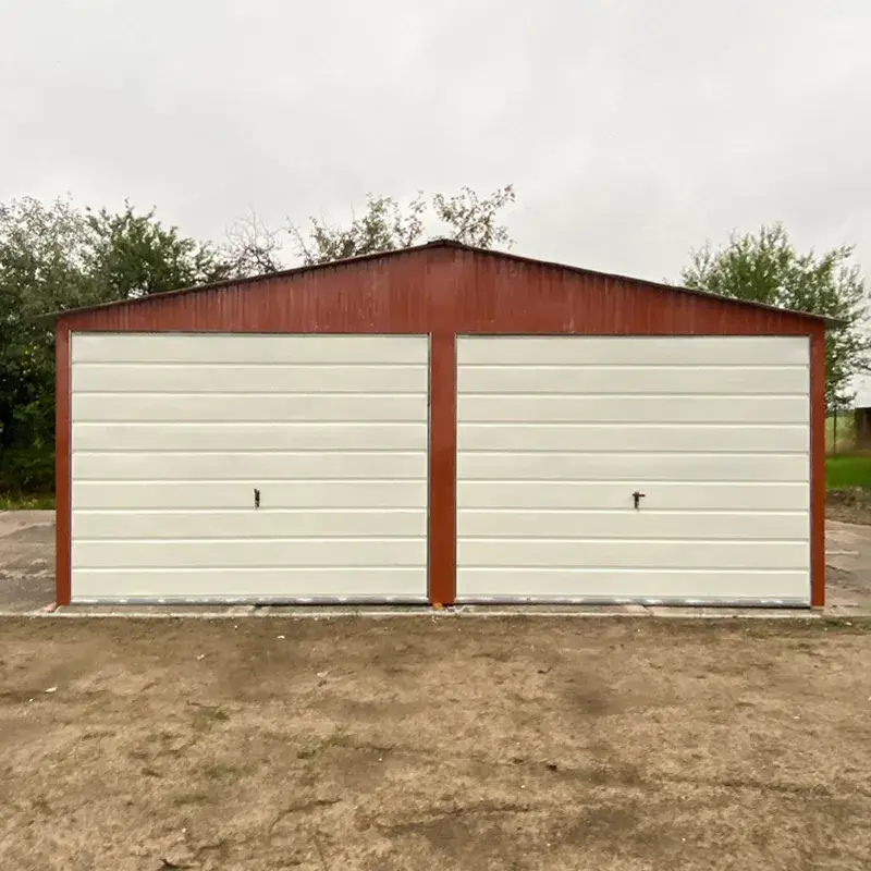 Plechová garáž 6x5m, sedlová střecha RAL 8004, vrata RAL 9010 Plechová garáž 6x5m, sedlová střecha RAL 8004, vrata RAL 9010